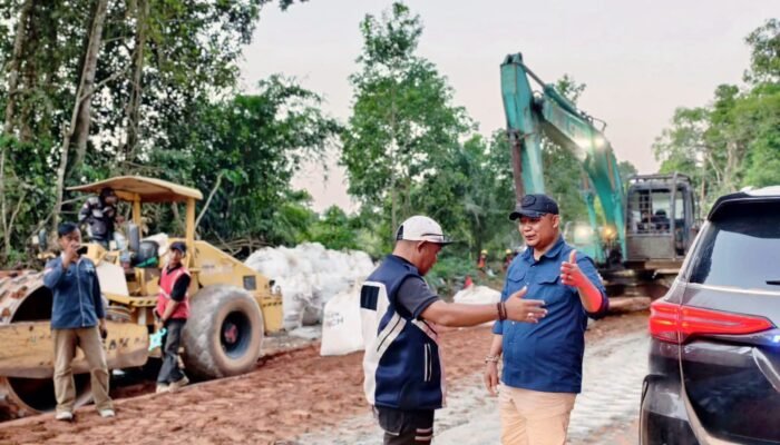 Bupati Ketapang Tinjau Progres Peningkatan Jalan Tumbang Titi Menuju Tanjung