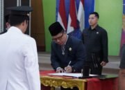 Bupati Sambas, Satono melantik sejumlah pejabat di lingkungan Pemkab.