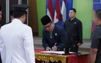Bupati Sambas, Satono melantik sejumlah pejabat di lingkungan Pemkab.