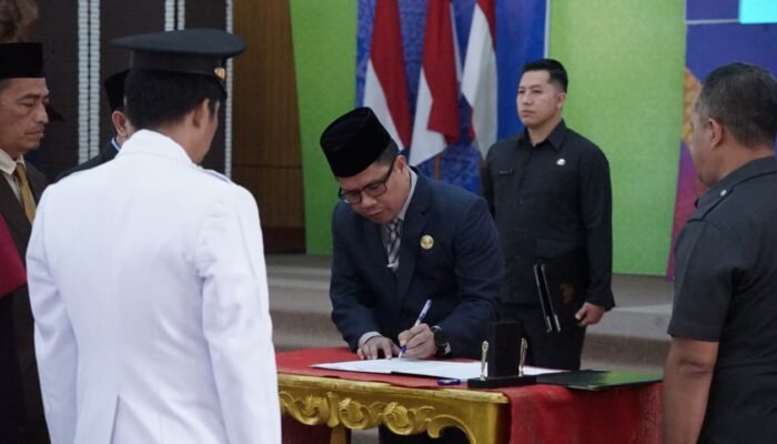 Bupati Sambas Lantik 44 Pejabat Baru,  Minta Segera Beradaptasi