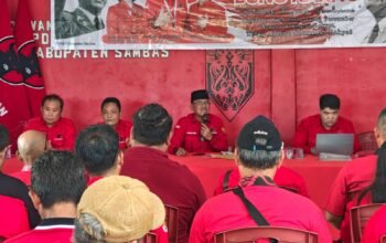 Ferdinan Syolihin Serahkan SK Pengurus PAC PDIP Kabupaten Sambas Periode 2025-2030