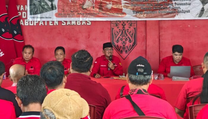 Ferdinan Syolihin Serahkan SK Pengurus PAC PDIP Kabupaten Sambas Periode 2025-2030