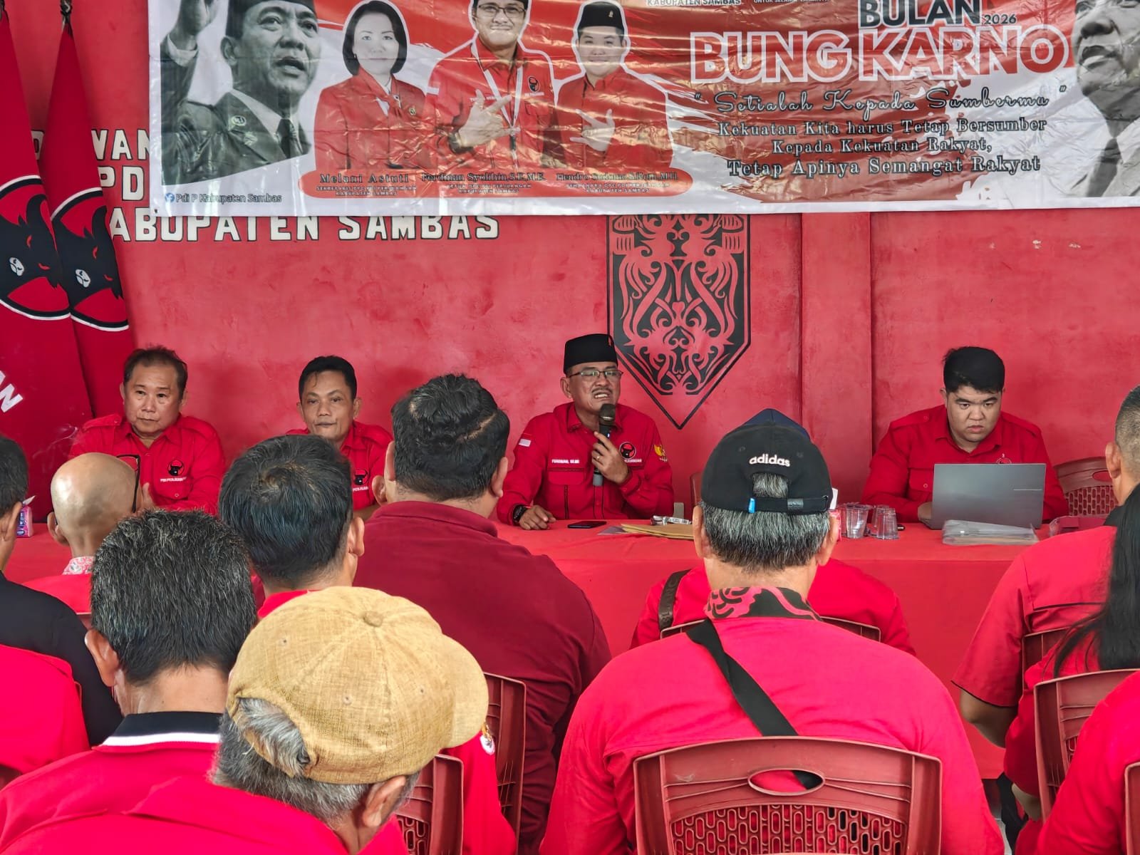 Rapat kerja DPC PDIP Kabupaten Sambas sekaligus penyerahan SK PAC se-Kabupaten Sambas, Selasa 7 Juni 2026/Foto Jejaring Kalbar
