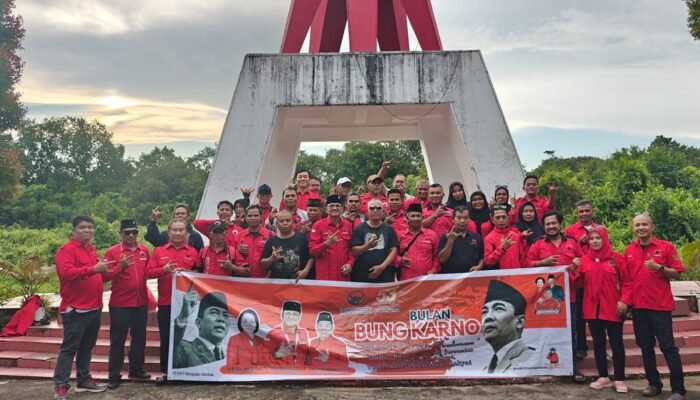 Bulan Bung Karno, DPC PDIP Sambas Bakti Sosial dan Ziarah ke Makam Pahlawan