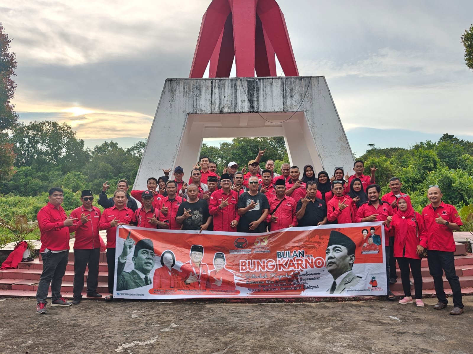 Bulan Bung Karno, DPC PDIP Kabupaten Sambas ziarah ke taman makam pahlawan, Selasa 7 Juni 2026/Foto Jejaring Kalbar