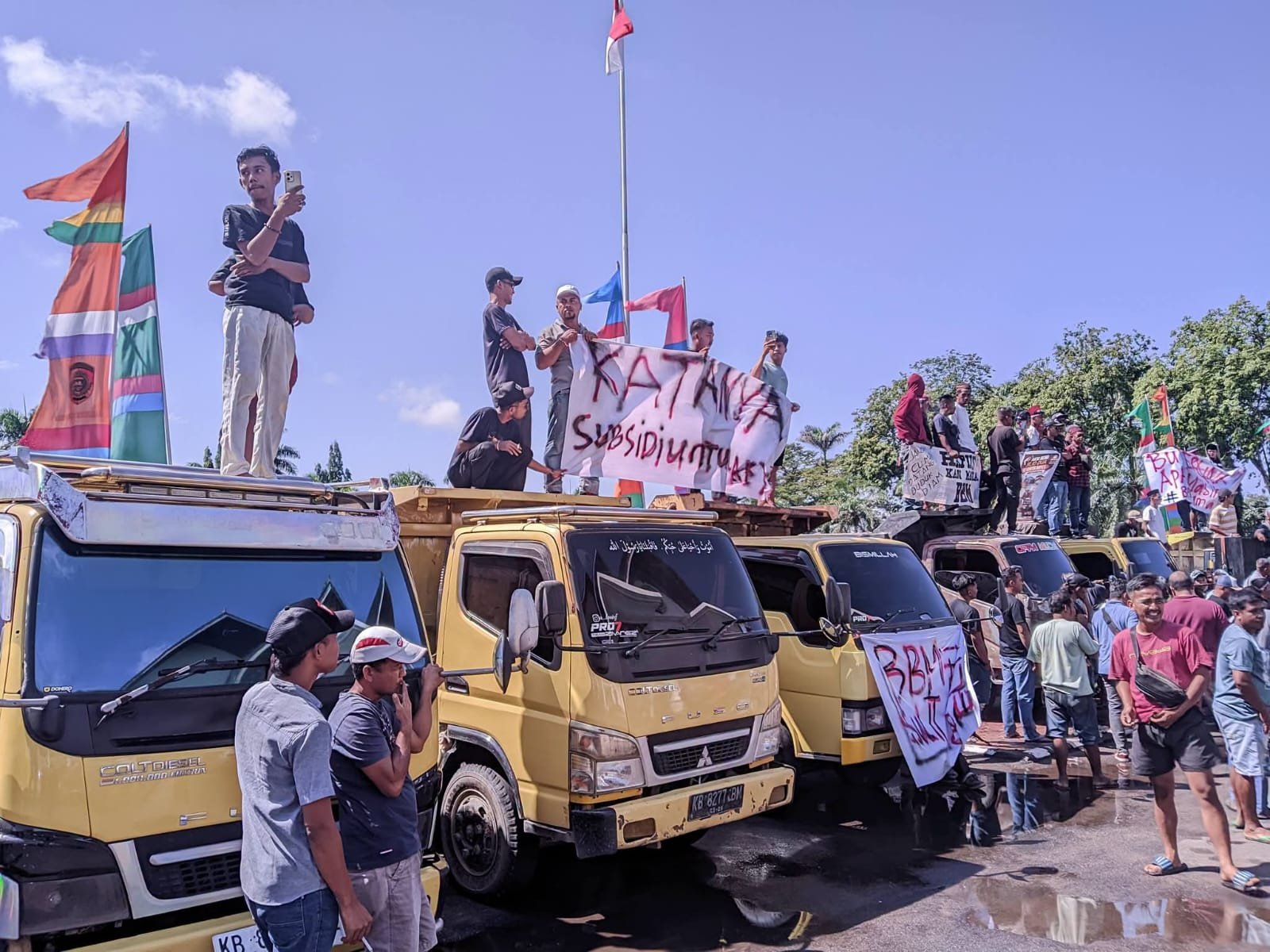 Aliansi Sopir Kabupaten Mempawah demo masalah solar subsidi di Kantor Bupati, Selasa 7 Juli 2026.