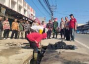 Warga Sungai Pinyuh Gotong Royong Bersihkan Drainase Sumbat