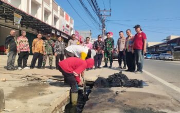 Warga Sungai Pinyuh Gotong Royong Bersihkan Drainase Sumbat