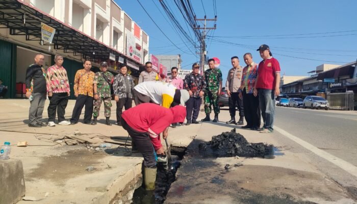 Warga Sungai Pinyuh Gotong Royong Bersihkan Drainase Sumbat