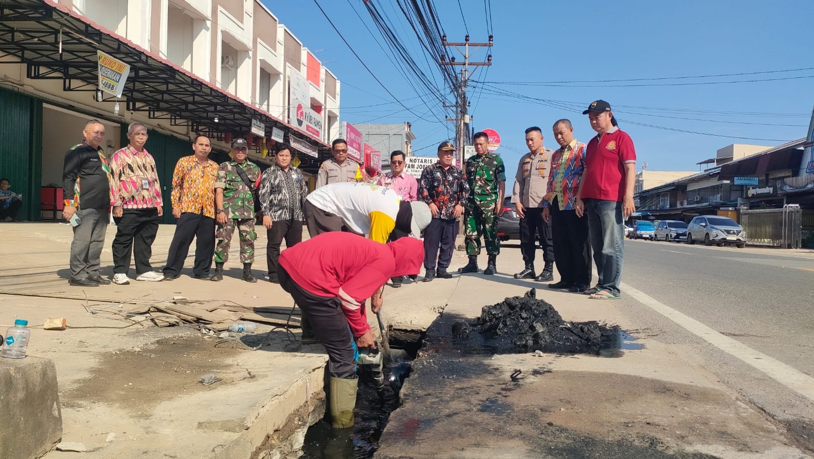Warga Sungai Pinyuh gotong-royong bersihkan selokan sumbat, Kamis 9 Juli 2026/Foto Jejaring Kalbar