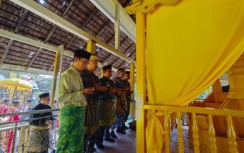 Napak Tilas 395 Tahun Kota Sambas, Wabup Heroaldi Ziarah ke Makam Sultan