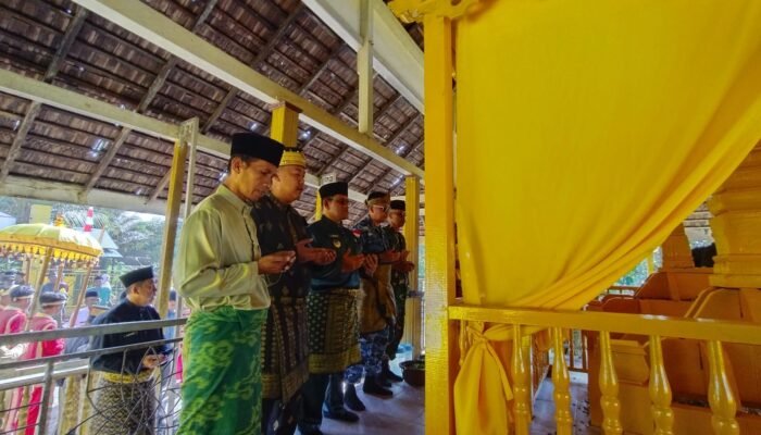 Napak Tilas 395 Tahun Kota Sambas, Wabup Heroaldi Ziarah ke Makam Sultan