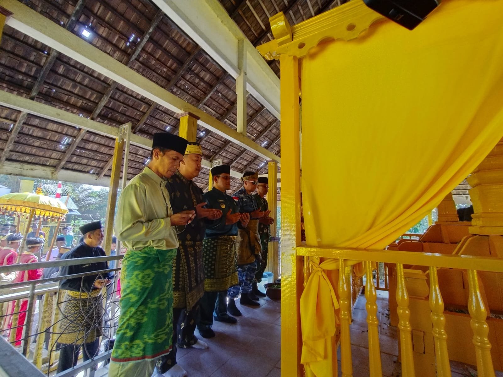 Momen napak tilas hari jadi Kota Sambas ke-395, Wabup Heroaldi ziarah ke makam Sultan.