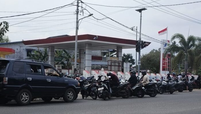 Antrean BBM Mengular di Ketapang, Warga Rela Tunggu Berjam-jam Demi Pertalite