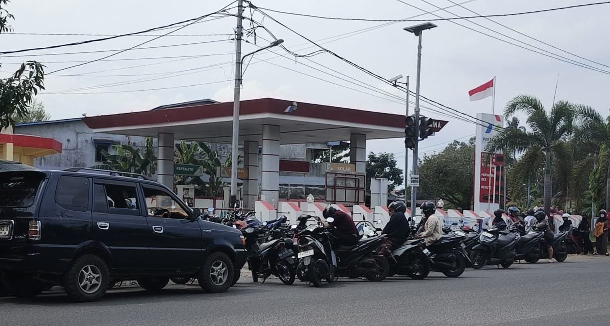 Foto antrean BBM mengular di Ketapang.