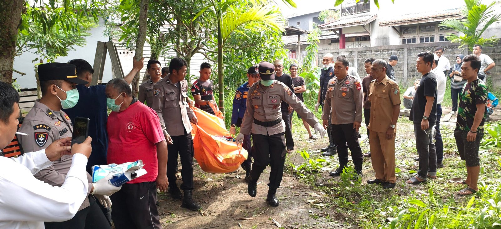 Polisi evakuasi jenazah korban meninggal dunia di Mempawah Hilir, Kabupaten Mempawah. Diduga korban bunuh diri.