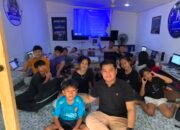Jalil Mustapa dan anak didiknya di tempat kursus komputer Selobat, Kabupaten Sambas.