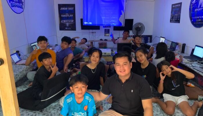 Sarjana Muda Asal Selobat Sambas Korbankan Pekerjaan di Kota Demi Anak-anak Desa
