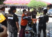 Reka ulang adegan pembunuhan di Kecamatan Jongkat oleh tersangka. Kegiatan dilaksanakan di Halaman Mapolres Mempawah, Selasa 28 Juli 2026/Foto Humas Polres.