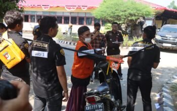 Reka ulang adegan pembunuhan di Kecamatan Jongkat oleh tersangka. Kegiatan dilaksanakan di Halaman Mapolres Mempawah, Selasa 28 Juli 2026/Foto Humas Polres.