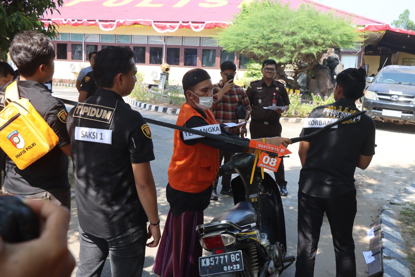 Reka ulang adegan pembunuhan di Kecamatan Jongkat oleh tersangka. Kegiatan dilaksanakan di Halaman Mapolres Mempawah, Selasa 28 Juli 2026/Foto Humas Polres.