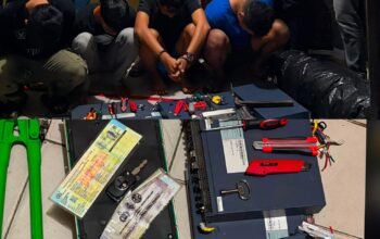 Tersangka dan barang bukti pencurian di tower seluler yang ditangkap di wilayah Kecamatan Sungai Pinyuh.