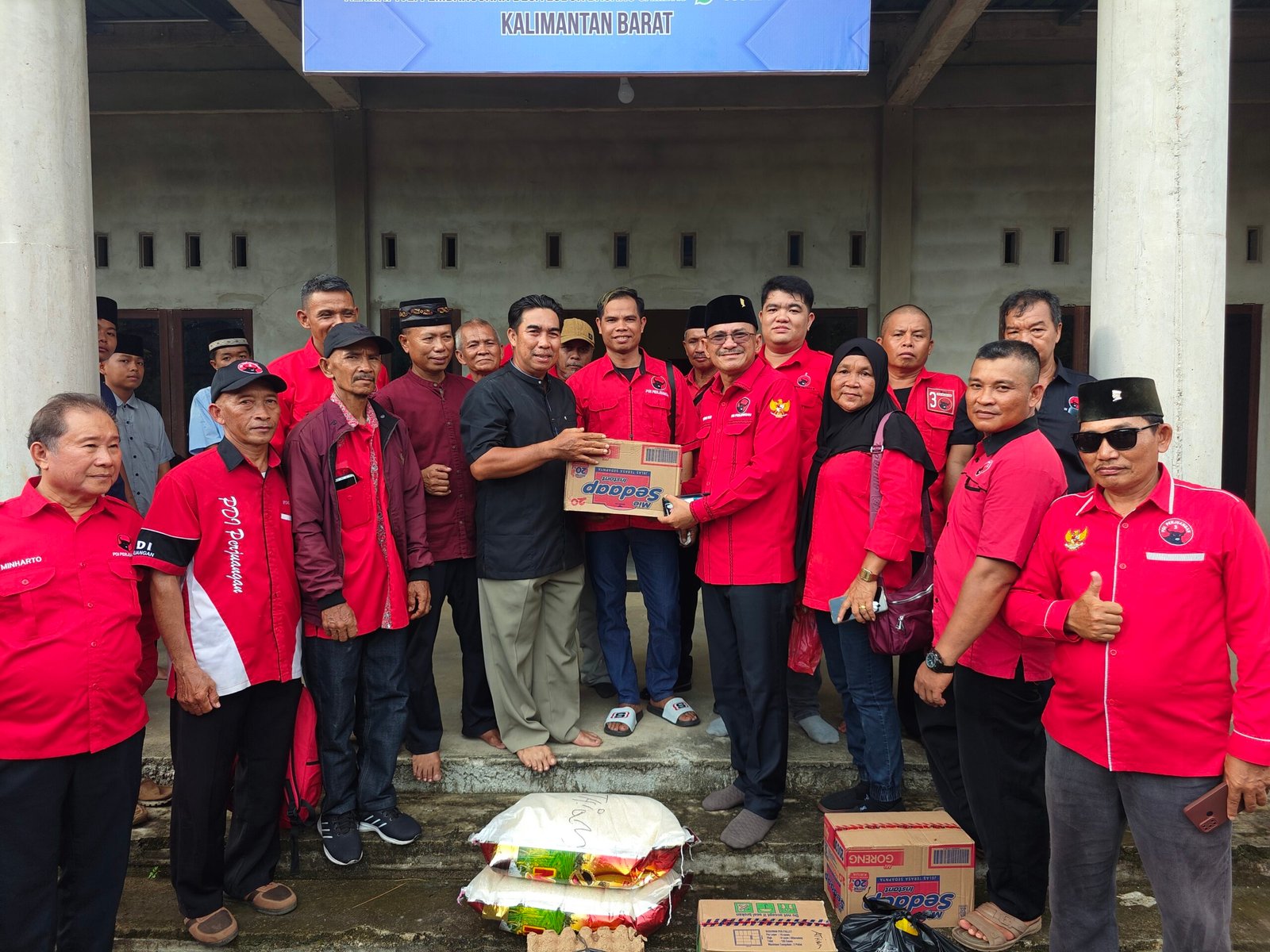 Bulan Bung Karno, DPC PDIP Kabupaten Sambas bakti sosial ke Panti Asuhan.