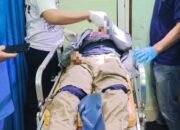 Korban Z diperiksa oleh petugas medis di Puskesmas Sungai Pinyuh.
