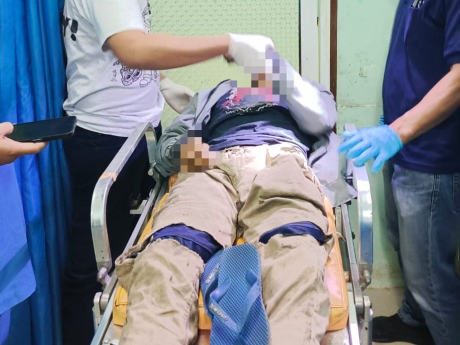 Korban Z diperiksa oleh petugas medis di Puskesmas Sungai Pinyuh.