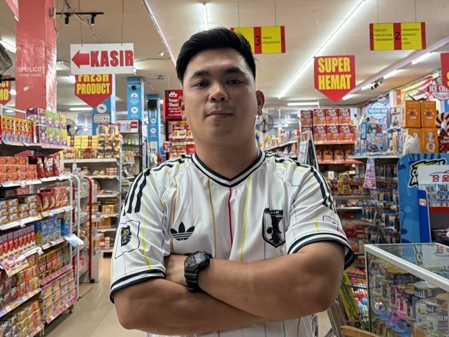 Boni, pelaku usaha di Sungai Pinyuh.
