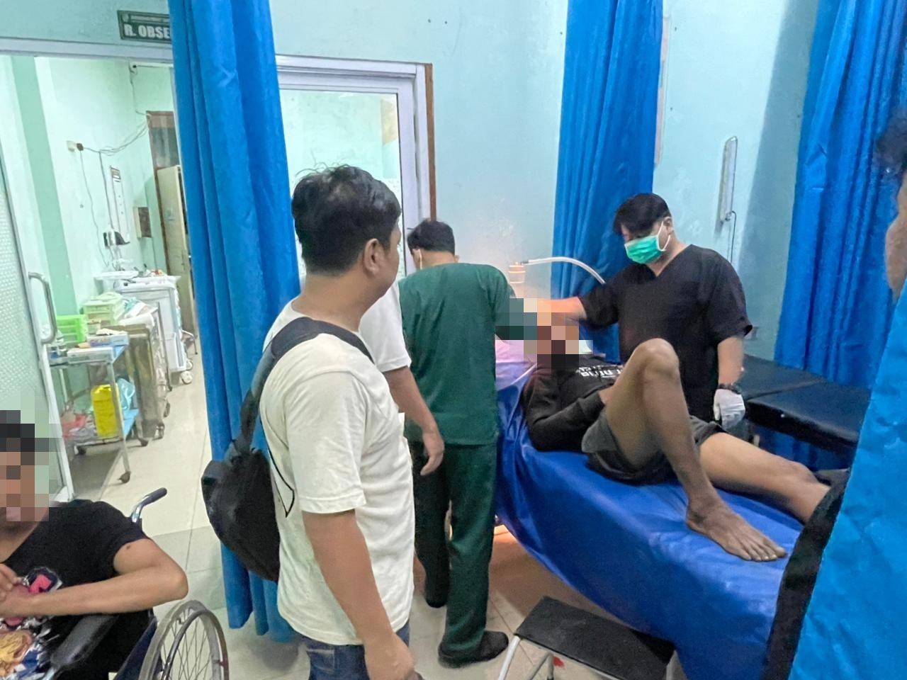 Bapak dan anak (disensor) yang tertangkap karena mencuri material di Sungai Pinyuh dirawat.