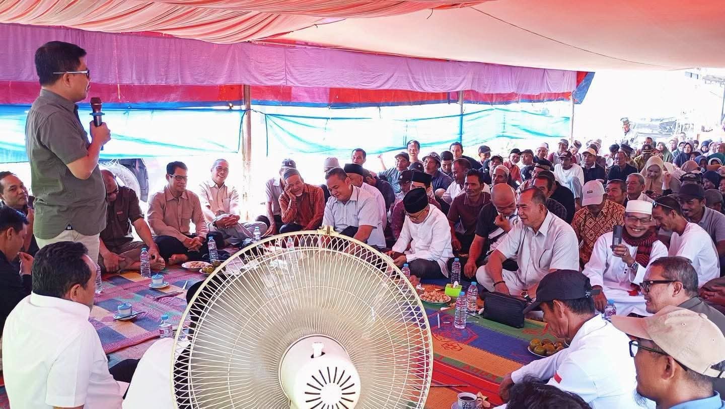 Bupati Sambas, Satono saat mendampingi reses Anggota DPR RI, Yuliansyah di Gelik, Selakau Timur.