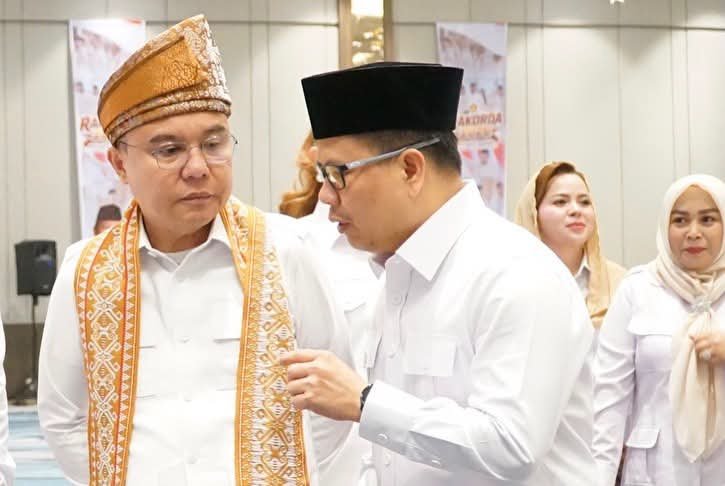 Bupati Sambas, Satono (kanan) dan Sekjen Gerindra, Sufmi Dasco (kiri).