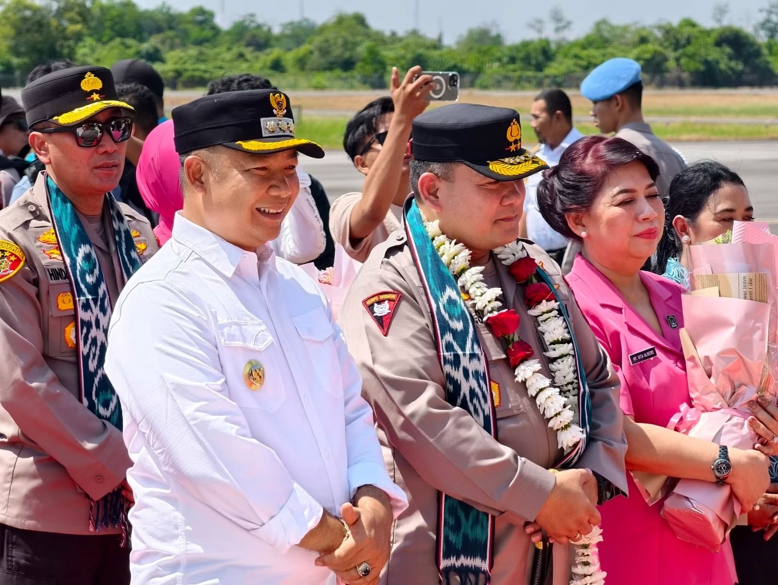 Momen Bupati Ketapang, Alexander Wilyo menyambut kunjungan kerja Kapolda Kalbar.