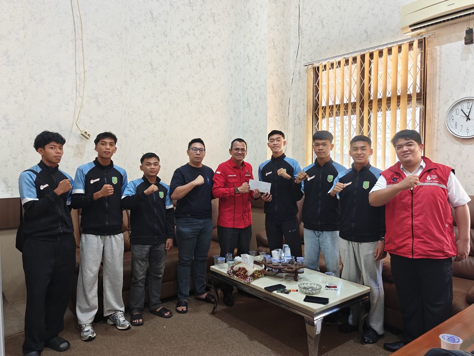 Ferdinan Syolihin memberikan dukungan kepada enam atlet sepak bola yang akan bertanding di tingkat nasional merebut Piala Soekarno Cup U17 di Jatim.