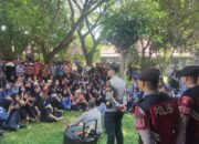 Peserta didik SMK Negeri 1 Mempawah Hilir demo terkait video viral sepasang guru yang diduga selingkuh.