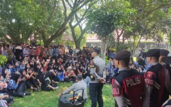 Peserta didik SMK Negeri 1 Mempawah Hilir demo terkait video viral sepasang guru yang diduga selingkuh.