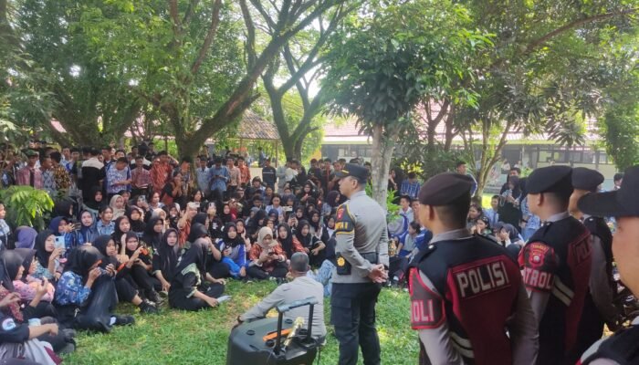 Sepasang Guru SMKN 1 Mempawah Hilir Diduga Selingkuh, Ratusan Peserta Didik Kompak Unjuk Rasa