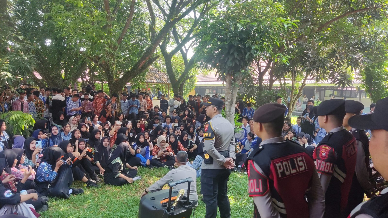 Peserta didik SMK Negeri 1 Mempawah Hilir demo terkait video viral sepasang guru yang diduga selingkuh.