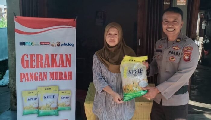 Polsek Sungai Pinyuh Salurkan 8 Ton Beras SPHP, Bantu Ringankan Beban Masyarakat