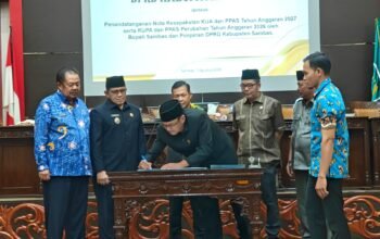 Penandatanganan KUA PPAS 2027 di DPRD Kabupaten Sambas.