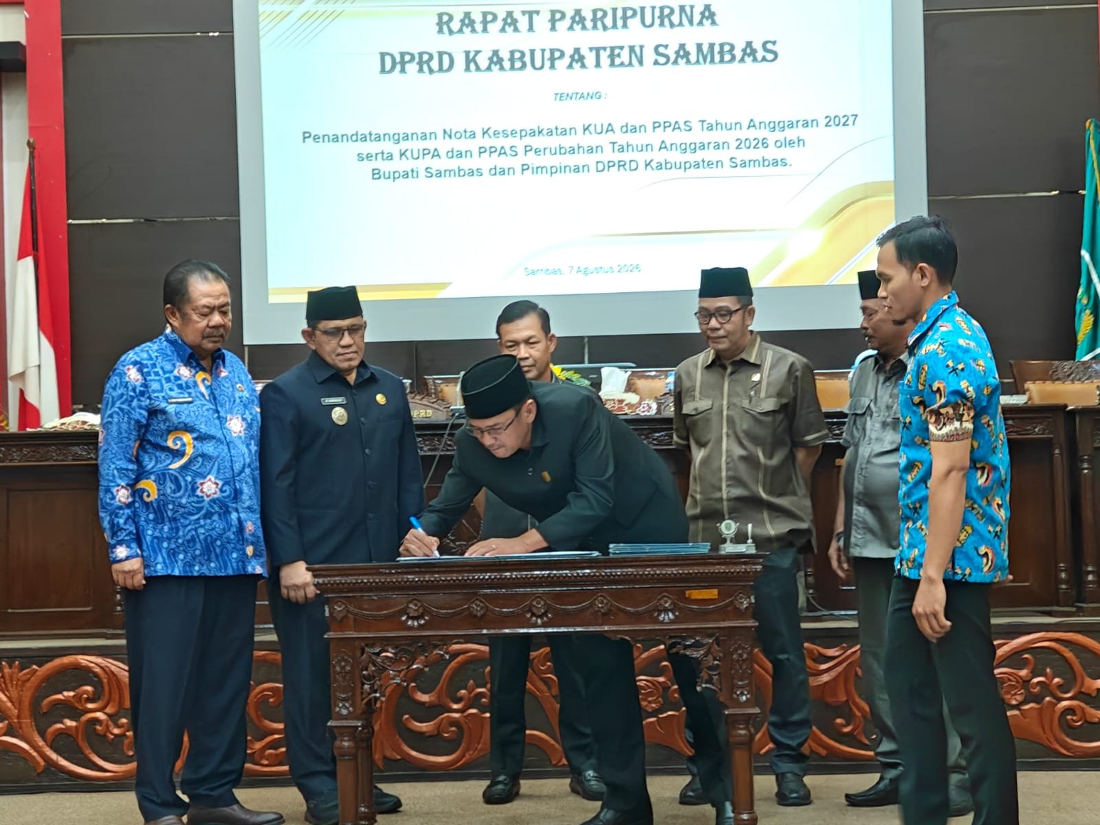 Penandatanganan KUA PPAS 2027 di DPRD Kabupaten Sambas.