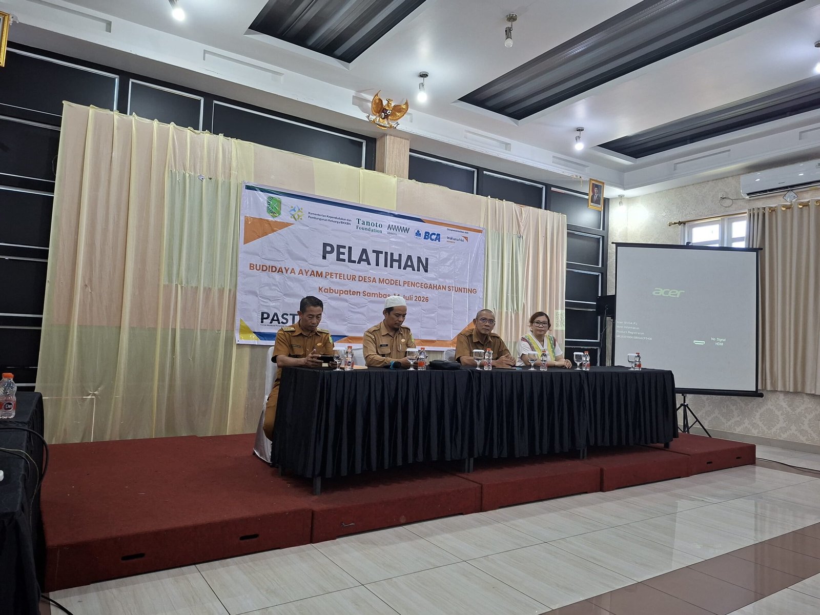Momen pelatihan budidaya ayam petelur. Di mana Kabid Peternakan Dinas PPKH Kabupaten Sambas sebagai narasumber.