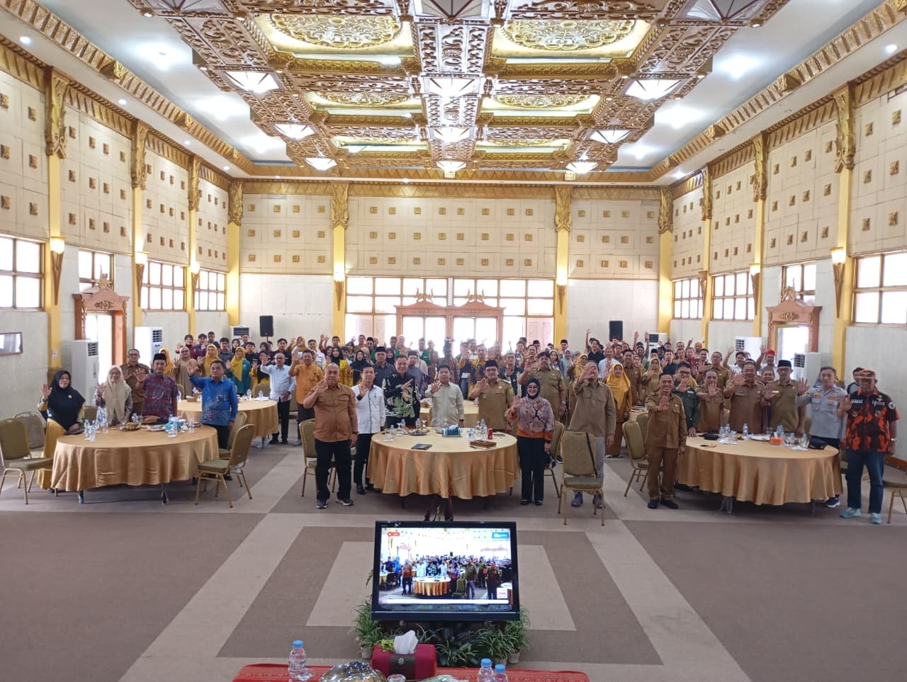 Pembukaan dialog publik tentang penambahan Dapil III Singbebas di Aula Kantor Bupati Sambas.
