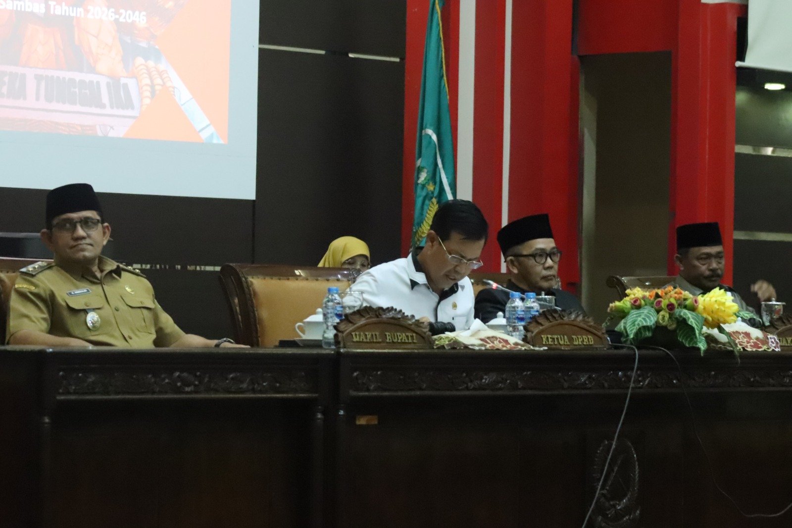 Sidang paripurna pandangan umum fraksi atas tiga Raperda yang diusulkan ke DPRD.