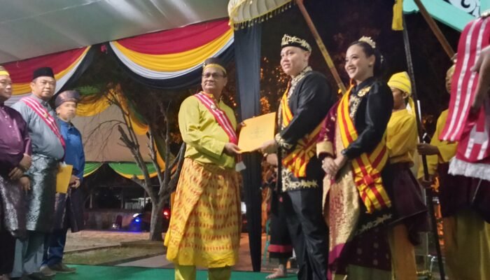 Dian Sastra Kini Bergelar Datok Petinggi Warta dari Istana Amantubillah