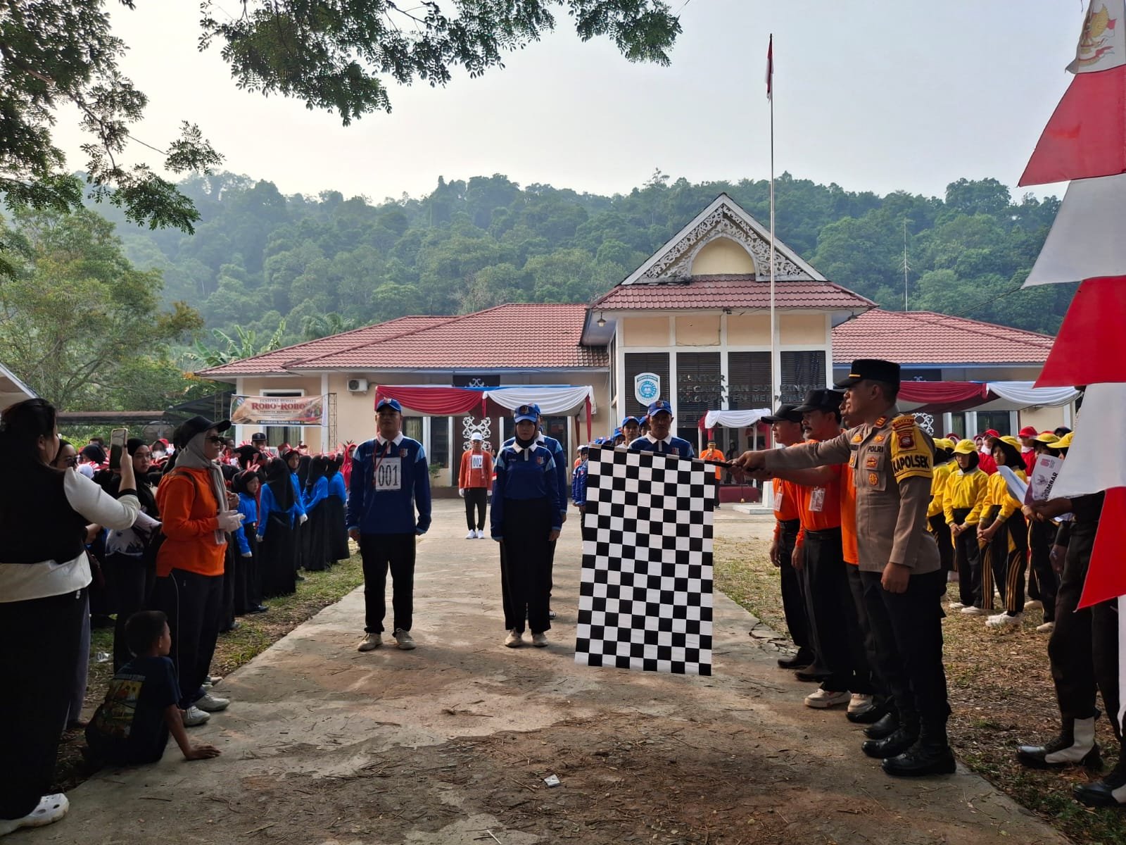 Lomba gerak jalan di Sungai Pinyuh, Kabupaten Mempawah, dalam rangka HUT ke-81 RI tahun 2026.