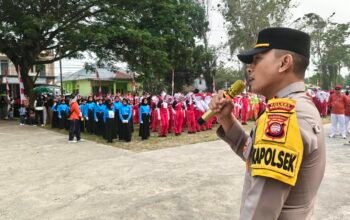 Kapolsek Sungai Pinyuh Imbau Tertib Lalu Lintas di Sela Gerak Jalan HUT ke-81 RI