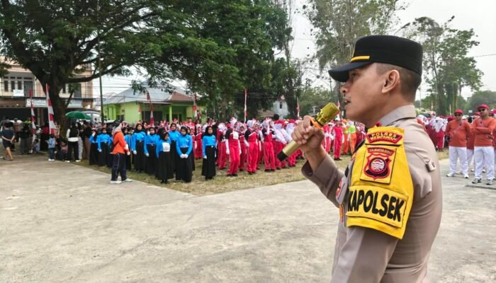 Kapolsek Sungai Pinyuh Imbau Tertib Lalu Lintas di Sela Gerak Jalan HUT ke-81 RI