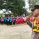Kapolsek Sungai Pinyuh, AKP Agus Suryana memberi imbauan kepada peserta gerak jalan.